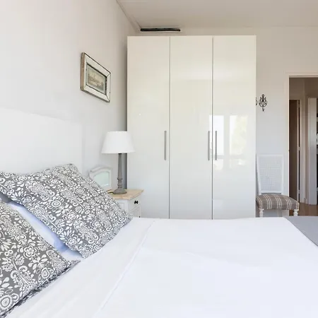 Apartment Lodging Guell Gaudi Barcelona